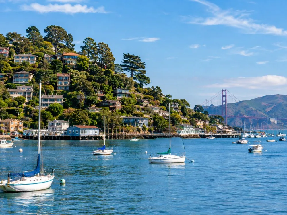 Die Uferpromenade von Sausalito und die Häuser an den Hängen der Bucht